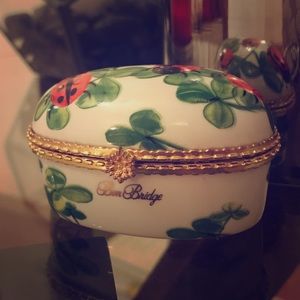Ben Bridge porcelain 2003 trinket/jewelry box.